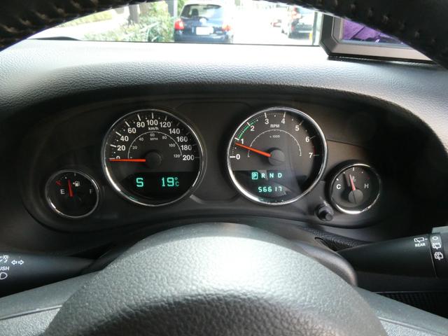 ジープ・ラングラーアンリミテッド サハラ　レザーＰＫＧ　前後ＲＵＧＧＥＤ　ＲＩＤＧＥバンパー　ＷＡＲＮ電動ウィンチ　ＲＡＮＣＨＯリフトアップショック／サス　前後ラテラルロッド　ＲＯＵＧＨ　ＣＯＵＮＴＲＹデュアルステアリングスタビ　ＣＡＲＯＺＺＥＲＩＡナビ／地デジ　１７ＡＷ　構造変更済（49枚目）