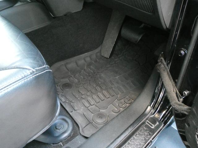 ジープ・ラングラーアンリミテッド サハラ　レザーＰＫＧ　前後ＲＵＧＧＥＤ　ＲＩＤＧＥバンパー　ＷＡＲＮ電動ウィンチ　ＲＡＮＣＨＯリフトアップショック／サス　前後ラテラルロッド　ＲＯＵＧＨ　ＣＯＵＮＴＲＹデュアルステアリングスタビ　ＣＡＲＯＺＺＥＲＩＡナビ／地デジ　１７ＡＷ　構造変更済（51枚目）