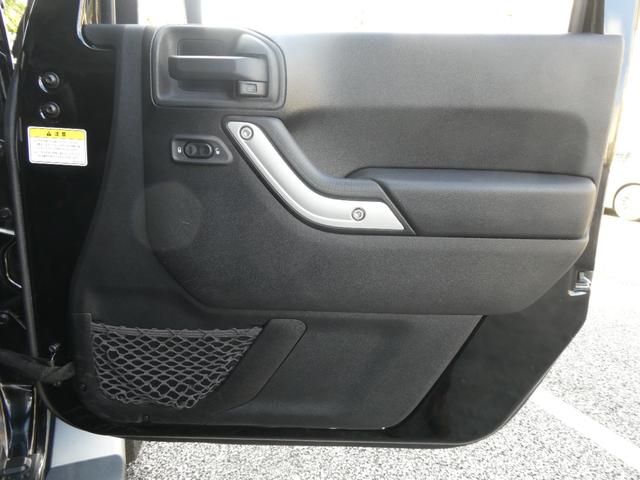 ジープ・ラングラーアンリミテッド サハラ　レザーＰＫＧ　前後ＲＵＧＧＥＤ　ＲＩＤＧＥバンパー　ＷＡＲＮ電動ウィンチ　ＲＡＮＣＨＯリフトアップショック／サス　前後ラテラルロッド　ＲＯＵＧＨ　ＣＯＵＮＴＲＹデュアルステアリングスタビ　ＣＡＲＯＺＺＥＲＩＡナビ／地デジ　１７ＡＷ　構造変更済（58枚目）