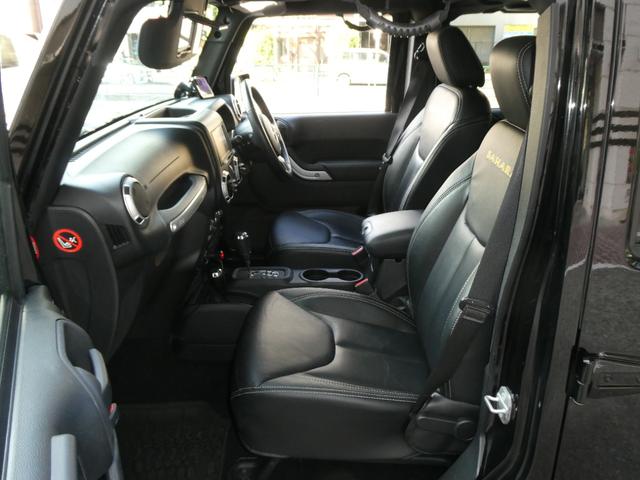 ジープ・ラングラーアンリミテッド サハラ　レザーＰＫＧ　前後ＲＵＧＧＥＤ　ＲＩＤＧＥバンパー　ＷＡＲＮ電動ウィンチ　ＲＡＮＣＨＯリフトアップショック／サス　前後ラテラルロッド　ＲＯＵＧＨ　ＣＯＵＮＴＲＹデュアルステアリングスタビ　ＣＡＲＯＺＺＥＲＩＡナビ／地デジ　１７ＡＷ　構造変更済（59枚目）