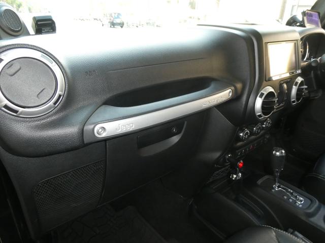 ジープ・ラングラーアンリミテッド サハラ　レザーＰＫＧ　前後ＲＵＧＧＥＤ　ＲＩＤＧＥバンパー　ＷＡＲＮ電動ウィンチ　ＲＡＮＣＨＯリフトアップショック／サス　前後ラテラルロッド　ＲＯＵＧＨ　ＣＯＵＮＴＲＹデュアルステアリングスタビ　ＣＡＲＯＺＺＥＲＩＡナビ／地デジ　１７ＡＷ　構造変更済（62枚目）