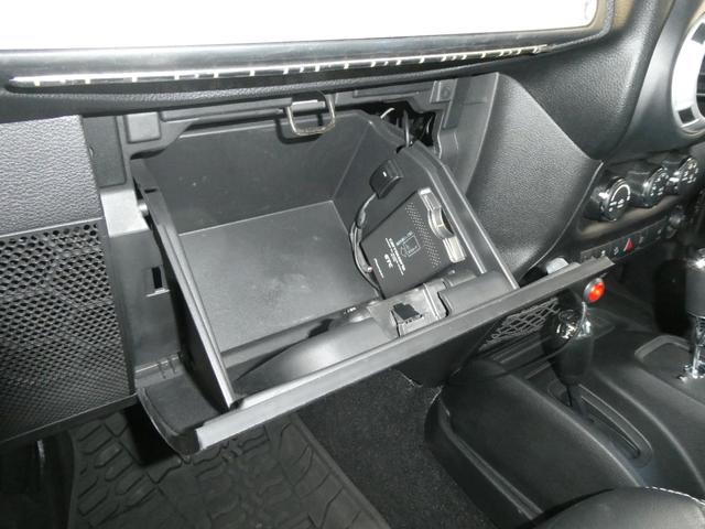 ジープ・ラングラーアンリミテッド サハラ　レザーＰＫＧ　前後ＲＵＧＧＥＤ　ＲＩＤＧＥバンパー　ＷＡＲＮ電動ウィンチ　ＲＡＮＣＨＯリフトアップショック／サス　前後ラテラルロッド　ＲＯＵＧＨ　ＣＯＵＮＴＲＹデュアルステアリングスタビ　ＣＡＲＯＺＺＥＲＩＡナビ／地デジ　１７ＡＷ　構造変更済（63枚目）