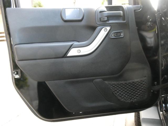 ジープ・ラングラーアンリミテッド サハラ　レザーＰＫＧ　前後ＲＵＧＧＥＤ　ＲＩＤＧＥバンパー　ＷＡＲＮ電動ウィンチ　ＲＡＮＣＨＯリフトアップショック／サス　前後ラテラルロッド　ＲＯＵＧＨ　ＣＯＵＮＴＲＹデュアルステアリングスタビ　ＣＡＲＯＺＺＥＲＩＡナビ／地デジ　１７ＡＷ　構造変更済（64枚目）