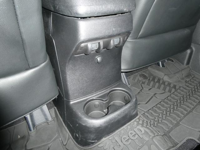 ジープ・ラングラーアンリミテッド サハラ　レザーＰＫＧ　前後ＲＵＧＧＥＤ　ＲＩＤＧＥバンパー　ＷＡＲＮ電動ウィンチ　ＲＡＮＣＨＯリフトアップショック／サス　前後ラテラルロッド　ＲＯＵＧＨ　ＣＯＵＮＴＲＹデュアルステアリングスタビ　ＣＡＲＯＺＺＥＲＩＡナビ／地デジ　１７ＡＷ　構造変更済（69枚目）