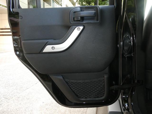 ジープ・ラングラーアンリミテッド サハラ　レザーＰＫＧ　前後ＲＵＧＧＥＤ　ＲＩＤＧＥバンパー　ＷＡＲＮ電動ウィンチ　ＲＡＮＣＨＯリフトアップショック／サス　前後ラテラルロッド　ＲＯＵＧＨ　ＣＯＵＮＴＲＹデュアルステアリングスタビ　ＣＡＲＯＺＺＥＲＩＡナビ／地デジ　１７ＡＷ　構造変更済（71枚目）