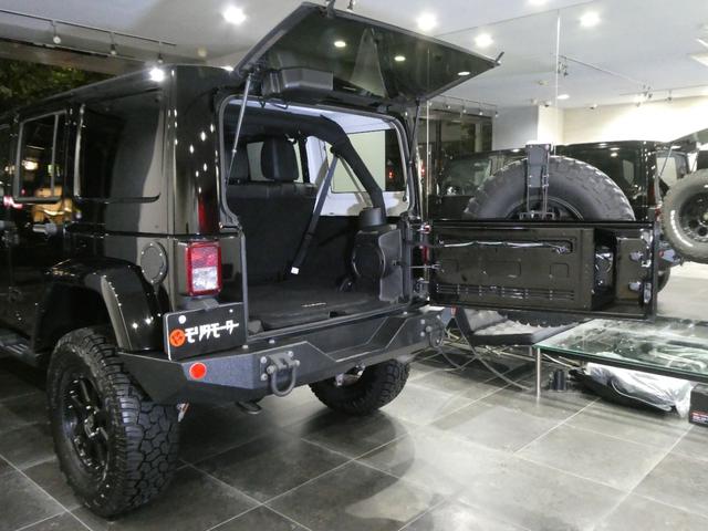 ジープ・ラングラーアンリミテッド サハラ　レザーＰＫＧ　前後ＲＵＧＧＥＤ　ＲＩＤＧＥバンパー　ＷＡＲＮ電動ウィンチ　ＲＡＮＣＨＯリフトアップショック／サス　前後ラテラルロッド　ＲＯＵＧＨ　ＣＯＵＮＴＲＹデュアルステアリングスタビ　ＣＡＲＯＺＺＥＲＩＡナビ／地デジ　１７ＡＷ　構造変更済（73枚目）