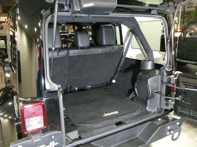 ジープ・ラングラーアンリミテッド サハラ　レザーＰＫＧ　前後ＲＵＧＧＥＤ　ＲＩＤＧＥバンパー　ＷＡＲＮ電動ウィンチ　ＲＡＮＣＨＯリフトアップショック／サス　前後ラテラルロッド　ＲＯＵＧＨ　ＣＯＵＮＴＲＹデュアルステアリングスタビ　ＣＡＲＯＺＺＥＲＩＡナビ／地デジ　１７ＡＷ　構造変更済（74枚目）