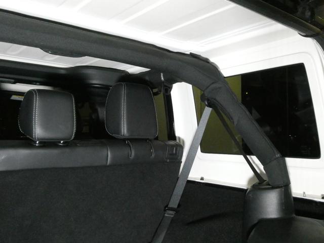 ジープ・ラングラーアンリミテッド サハラ　レザーＰＫＧ　前後ＲＵＧＧＥＤ　ＲＩＤＧＥバンパー　ＷＡＲＮ電動ウィンチ　ＲＡＮＣＨＯリフトアップショック／サス　前後ラテラルロッド　ＲＯＵＧＨ　ＣＯＵＮＴＲＹデュアルステアリングスタビ　ＣＡＲＯＺＺＥＲＩＡナビ／地デジ　１７ＡＷ　構造変更済（79枚目）