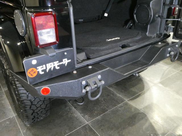ジープ・ラングラーアンリミテッド サハラ　レザーＰＫＧ　前後ＲＵＧＧＥＤ　ＲＩＤＧＥバンパー　ＷＡＲＮ電動ウィンチ　ＲＡＮＣＨＯリフトアップショック／サス　前後ラテラルロッド　ＲＯＵＧＨ　ＣＯＵＮＴＲＹデュアルステアリングスタビ　ＣＡＲＯＺＺＥＲＩＡナビ／地デジ　１７ＡＷ　構造変更済（80枚目）