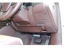 運転席にはニーエアバッグを装備しています。