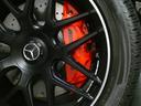 レッドカラーのAMG強化ブレーキ、コーナリング時やブレーキング時に硬いスプリングレートに瞬時に切り替えることで、高い安定性と俊敏なハンドリングを実現するAMGモデル専用サスペンションを装備しています。