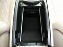 センターアームレスト内にSDカードスロットと、2個のUSBメディアインターフェイスを装備しています。AppleCarplay、AndroidAutoに対応しています。