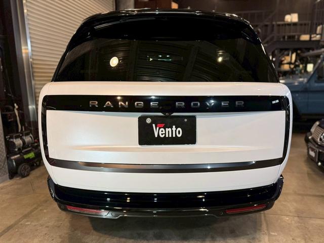 レンジローバー オートバイオグラフィー　Ｐ５３０ロングホイールベース　４ＷＤ　オートバイオグラフィ　４．４Ｌ　Ｐ５３０　ロングホイールベース　４ＷＤ　７人乗り／ホワイト＆ブラックレザー（4枚目）