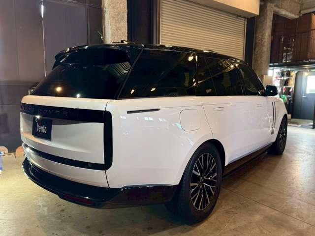 レンジローバー オートバイオグラフィー　Ｐ５３０ロングホイールベース　４ＷＤ　オートバイオグラフィ　４．４Ｌ　Ｐ５３０　ロングホイールベース　４ＷＤ　７人乗り／ホワイト＆ブラックレザー（5枚目）