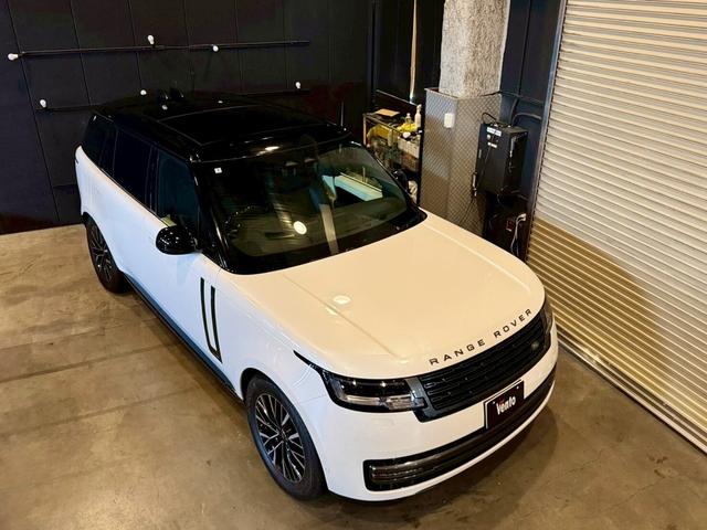 レンジローバー オートバイオグラフィー　Ｐ５３０ロングホイールベース　４ＷＤ　オートバイオグラフィ　４．４Ｌ　Ｐ５３０　ロングホイールベース　４ＷＤ　７人乗り／ホワイト＆ブラックレザー（8枚目）