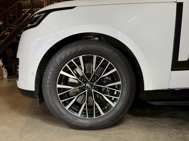 レンジローバー オートバイオグラフィー　Ｐ５３０ロングホイールベース　４ＷＤ　オートバイオグラフィ　４．４Ｌ　Ｐ５３０　ロングホイールベース　４ＷＤ　７人乗り／ホワイト＆ブラックレザー（11枚目）