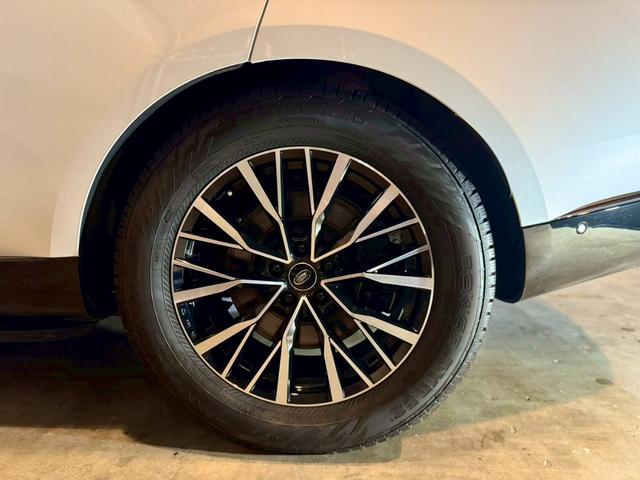 レンジローバー オートバイオグラフィー　Ｐ５３０ロングホイールベース　４ＷＤ　オートバイオグラフィ　４．４Ｌ　Ｐ５３０　ロングホイールベース　４ＷＤ　７人乗り／ホワイト＆ブラックレザー（12枚目）