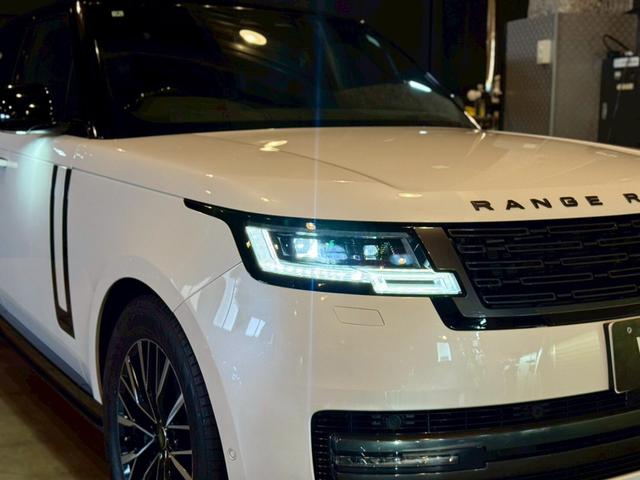 レンジローバー オートバイオグラフィー　Ｐ５３０ロングホイールベース　４ＷＤ　オートバイオグラフィ　４．４Ｌ　Ｐ５３０　ロングホイールベース　４ＷＤ　７人乗り／ホワイト＆ブラックレザー（13枚目）