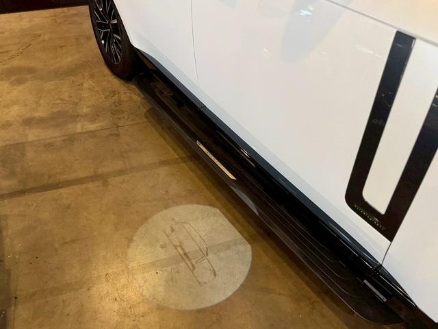 レンジローバー オートバイオグラフィー　Ｐ５３０ロングホイールベース　４ＷＤ　オートバイオグラフィ　４．４Ｌ　Ｐ５３０　ロングホイールベース　４ＷＤ　７人乗り／ホワイト＆ブラックレザー（15枚目）