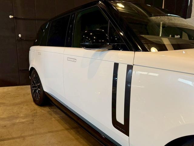 レンジローバー オートバイオグラフィー　Ｐ５３０ロングホイールベース　４ＷＤ　オートバイオグラフィ　４．４Ｌ　Ｐ５３０　ロングホイールベース　４ＷＤ　７人乗り／ホワイト＆ブラックレザー（17枚目）