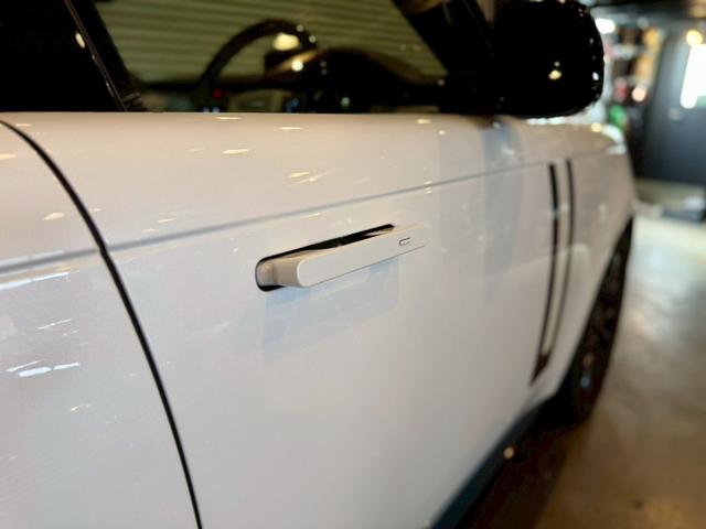 レンジローバー オートバイオグラフィー　Ｐ５３０ロングホイールベース　４ＷＤ　オートバイオグラフィ　４．４Ｌ　Ｐ５３０　ロングホイールベース　４ＷＤ　７人乗り／ホワイト＆ブラックレザー（18枚目）