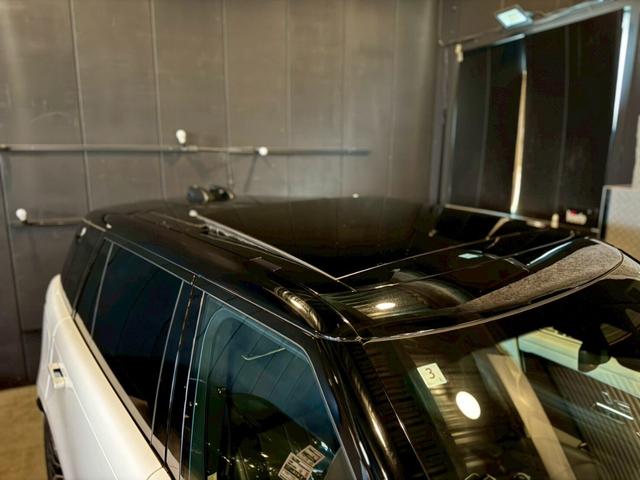 レンジローバー オートバイオグラフィー　Ｐ５３０ロングホイールベース　４ＷＤ　オートバイオグラフィ　４．４Ｌ　Ｐ５３０　ロングホイールベース　４ＷＤ　７人乗り／ホワイト＆ブラックレザー（20枚目）