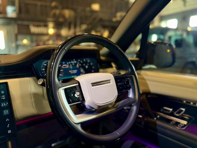 レンジローバー オートバイオグラフィー　Ｐ５３０ロングホイールベース　４ＷＤ　オートバイオグラフィ　４．４Ｌ　Ｐ５３０　ロングホイールベース　４ＷＤ　７人乗り／ホワイト＆ブラックレザー（22枚目）