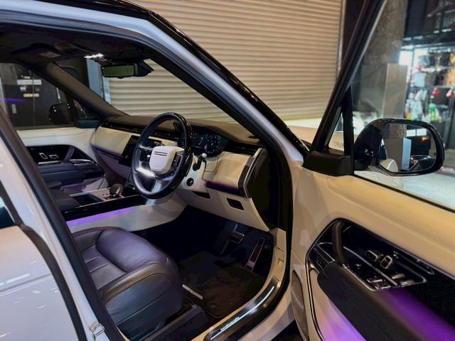 レンジローバー オートバイオグラフィー　Ｐ５３０ロングホイールベース　４ＷＤ　オートバイオグラフィ　４．４Ｌ　Ｐ５３０　ロングホイールベース　４ＷＤ　７人乗り／ホワイト＆ブラックレザー（23枚目）