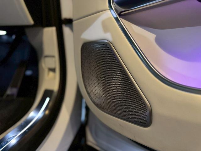 レンジローバー オートバイオグラフィー　Ｐ５３０ロングホイールベース　４ＷＤ　オートバイオグラフィ　４．４Ｌ　Ｐ５３０　ロングホイールベース　４ＷＤ　７人乗り／ホワイト＆ブラックレザー（26枚目）