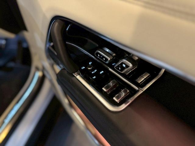 レンジローバー オートバイオグラフィー　Ｐ５３０ロングホイールベース　４ＷＤ　オートバイオグラフィ　４．４Ｌ　Ｐ５３０　ロングホイールベース　４ＷＤ　７人乗り／ホワイト＆ブラックレザー（27枚目）