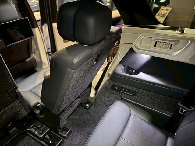 レンジローバー オートバイオグラフィー　Ｐ５３０ロングホイールベース　４ＷＤ　オートバイオグラフィ　４．４Ｌ　Ｐ５３０　ロングホイールベース　４ＷＤ　７人乗り／ホワイト＆ブラックレザー（31枚目）