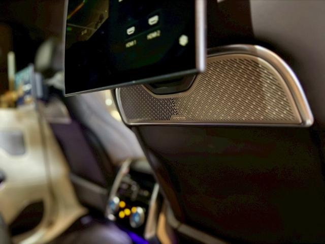 レンジローバー オートバイオグラフィー　Ｐ５３０ロングホイールベース　４ＷＤ　オートバイオグラフィ　４．４Ｌ　Ｐ５３０　ロングホイールベース　４ＷＤ　７人乗り／ホワイト＆ブラックレザー（51枚目）