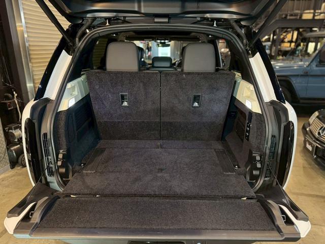 レンジローバー オートバイオグラフィー　Ｐ５３０ロングホイールベース　４ＷＤ　オートバイオグラフィ　４．４Ｌ　Ｐ５３０　ロングホイールベース　４ＷＤ　７人乗り／ホワイト＆ブラックレザー（52枚目）