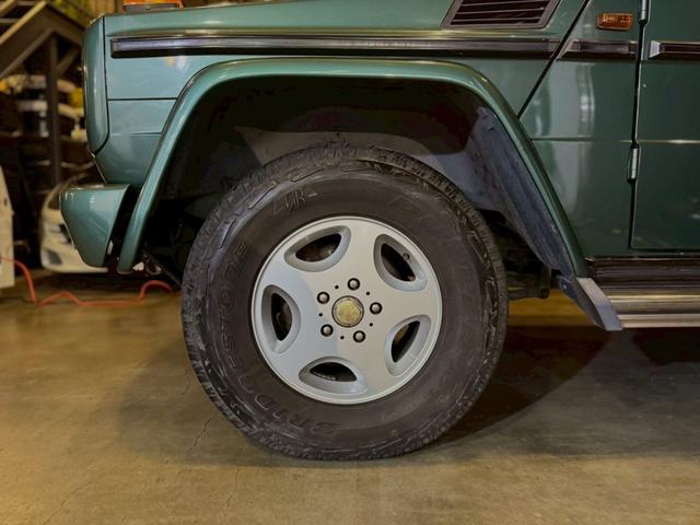 Ｇクラス ３００ＧＥ　ロング　マラカイトグリーン　左ハンドル　３列シート（10枚目）