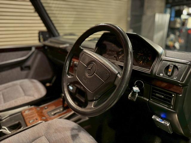 Ｇクラス ３００ＧＥ　ロング　マラカイトグリーン　左ハンドル　３列シート（20枚目）