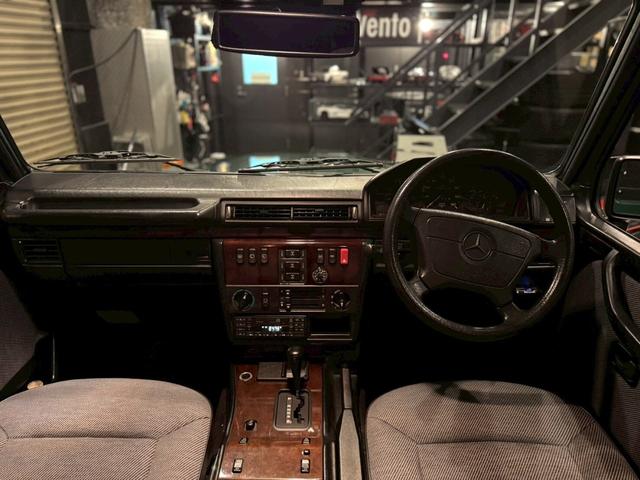Ｇクラス ３００ＧＥ　ロング　マラカイトグリーン　左ハンドル　３列シート（21枚目）