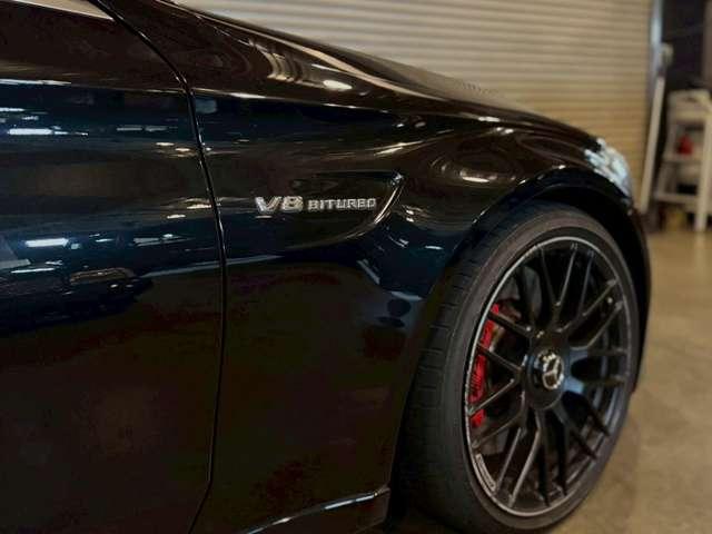 通常モデルのＣクーペのトレッドと比べると、前は６０ｍｍ、後ろは３５ｍｍ幅広いワイドフェンダー