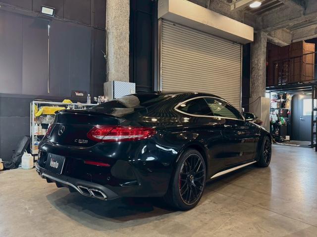 左右輪への適切なトルク配分を行う、電子制御式の「ＡＭＧリミテッド・スリップ・デフ」が搭載される。