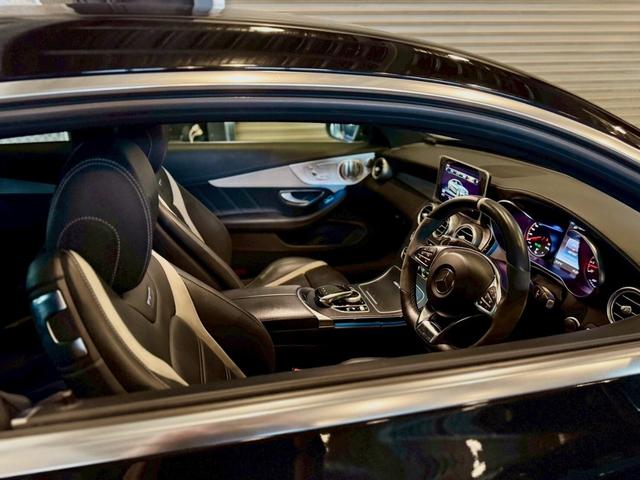 外から眺めるクーペのインテリアがかっこいいです