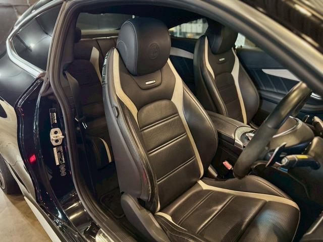 ブラックナッパレザーとホワイトアルカンターラの組み合わせ