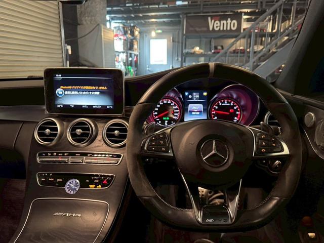 ３２０ｋｍ／ｈまで目盛りが刻まれた速度計。エンジン回転計レッドゾーンは７０００ｒｐｍ