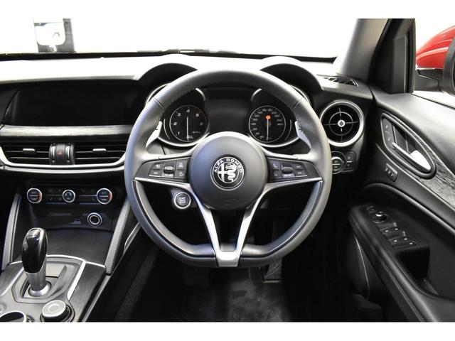 ステルヴィオ ２．２ターボ　ディーゼルＱ４　認定中古車保証１年付帯　ブラックレザーシート　電動パワーシート　シートヒーター　ハンドルヒーター　アダプティブクルーズコントロール　ＥＴＣ搭載　バックカメラ　アップルカープレイ／アンドロイドオート対応（6枚目）