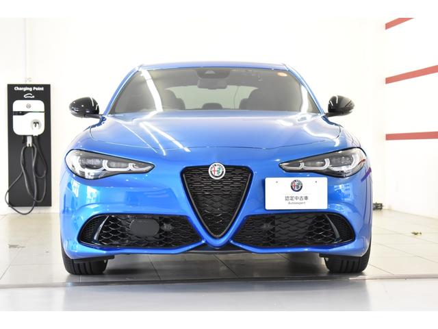 ジュリア ヴェローチェ　新車保証継承　禁煙車　３連ＬＥＤヘッドライト　レザーシート　電動パワーシート　シートヒーター　アダプティブクルーズコントロール　ハーマンカードン製１４スピーカー　パドルシフト　デジタルメーター（3枚目）