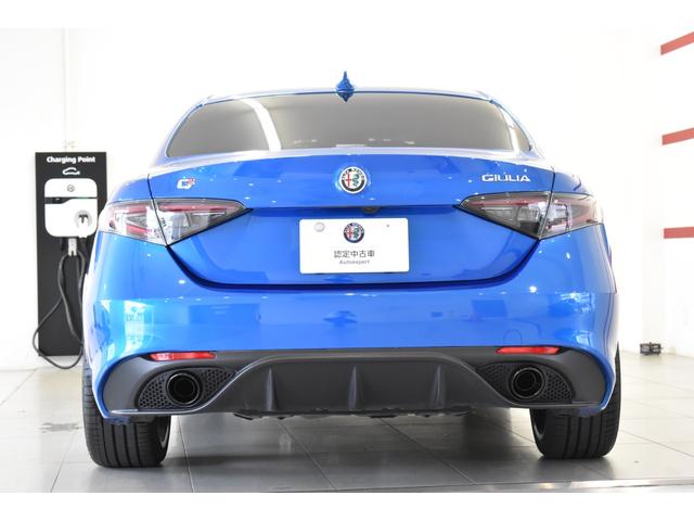 ジュリア ヴェローチェ　新車保証継承　禁煙車　３連ＬＥＤヘッドライト　レザーシート　電動パワーシート　シートヒーター　アダプティブクルーズコントロール　ハーマンカードン製１４スピーカー　パドルシフト　デジタルメーター（4枚目）