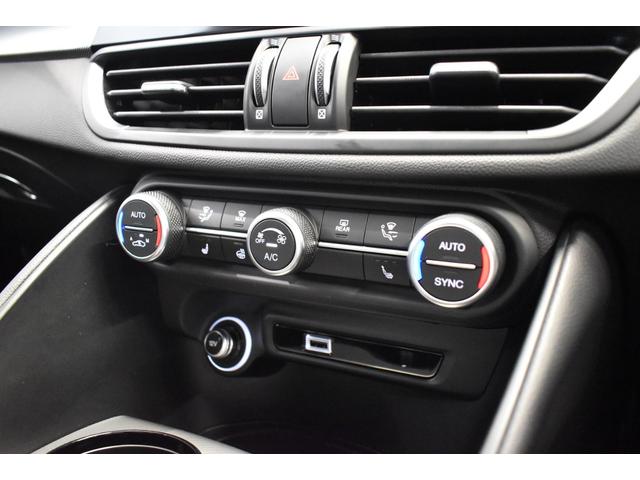 ジュリア ヴェローチェ　新車保証継承　禁煙車　３連ＬＥＤヘッドライト　レザーシート　電動パワーシート　シートヒーター　アダプティブクルーズコントロール　ハーマンカードン製１４スピーカー　パドルシフト　デジタルメーター（12枚目）
