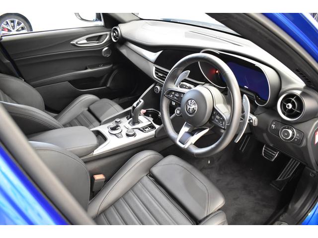 ジュリア ヴェローチェ　新車保証継承　禁煙車　３連ＬＥＤヘッドライト　レザーシート　電動パワーシート　シートヒーター　アダプティブクルーズコントロール　ハーマンカードン製１４スピーカー　パドルシフト　デジタルメーター（17枚目）