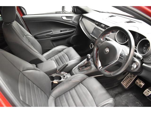 ジュリエッタ ヴェローチェ 1750 TBI 認定中古車保証1年付 禁煙車 TV・CD・DVD再生 ブラックレザーシート シートヒーター パドルシフト ブレンボ製レッドキャリパー 18インチ純正アルミ ナビゲーション ETC クルーズコントロール(20枚目)