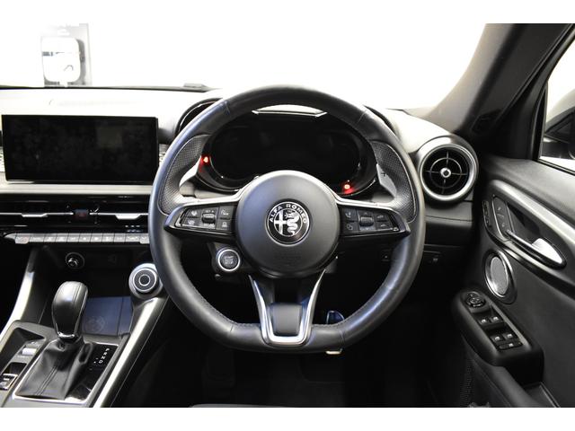 トナーレ プラグインハイブリッドＱ４　ヴェローチェ　新車保証継承　ワンオーナー　ブラックレザーシート　シートヒーター　電動パワーシート　アダプティブクルーズコントロール　アップルカープレイ　アンドロイドオート　禁煙車　ＥＴＣ　バックカメラ　純正カーナビ（11枚目）