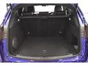 ラゲッジスペースの容量は525Lと十分なサイズ。リアシートの背もたれは40:20:40の3分割で倒れ、倒した際に荷室床面に段差が生じないのでスノーボード、ゴルフバック等長さのある荷物も収納可能です。