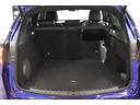 ラゲッジスペースの容量は525Lと十分なサイズ。リアシートの背もたれは40:20:40の3分割で倒れ、倒した際に荷室床面に段差が生じないのでスノーボード、ゴルフバック等長さのある荷物も収納可能です。